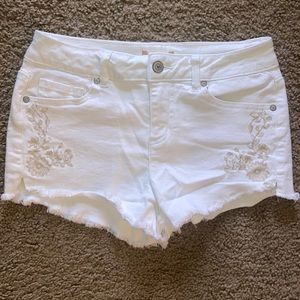 Size 26 Altar’d State white denim shorts